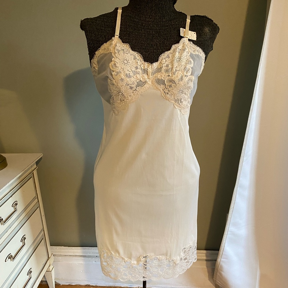 Elegant Lace Trim Chemise - Ivory